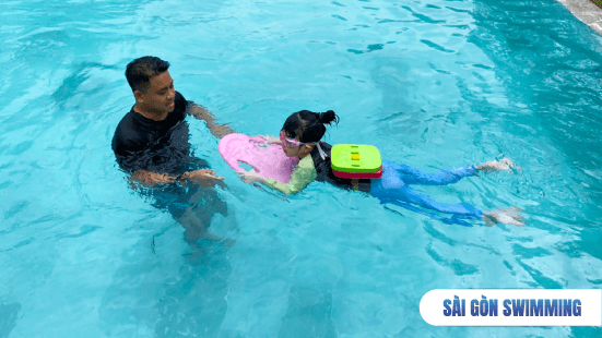 Khóa dạy bơi trẻ em - Bé đang được hướng dẫn kỹ thuật bơi
